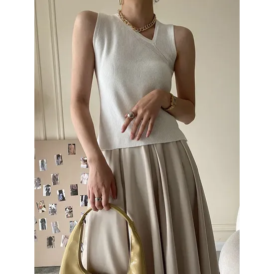 Asymmetric Solid Color Sleeveless V-Neck Vest Top Asymmetric Solid Color Sleeveless V-Neck Vest Top
